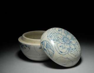 very rare and beautiful, antique Ming dynasty round box, officially 