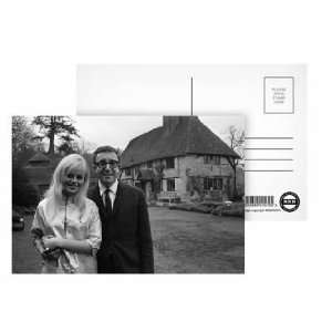  Peter Sellers with his wife Britt Ekland   Postcard (Pack 