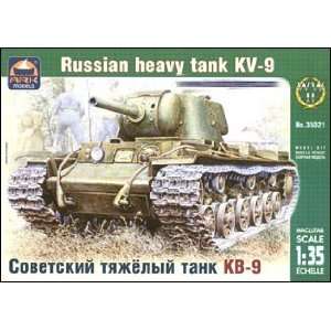  WWII Russian Heavy Tank w/122mm Howizter Gun (Plastic Mo Toys & Games