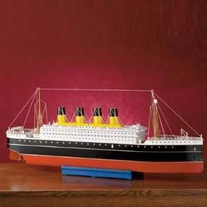  RMS Titanic Ocean Liner with Steam Engine Toys & Games