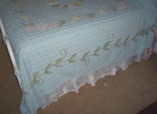   ,White Daisies,Vtg Large Chenille Bedspread Iced Cake Pretty  