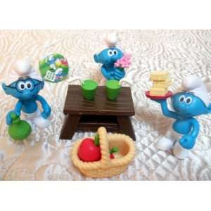   Smurfs Picnic Basket, Apples, Drinks, 3 Smurf Figures, and Smurf